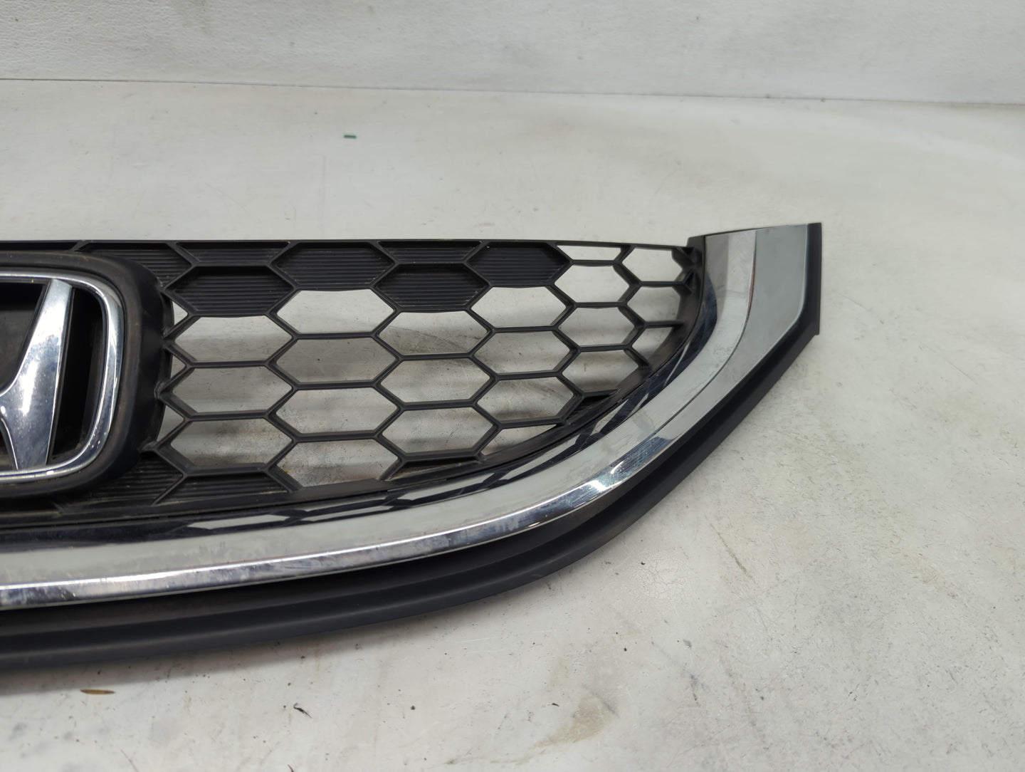 2013-2015 Honda Civic Front Grille Bumper Not Included - Oemusedautoparts1.com