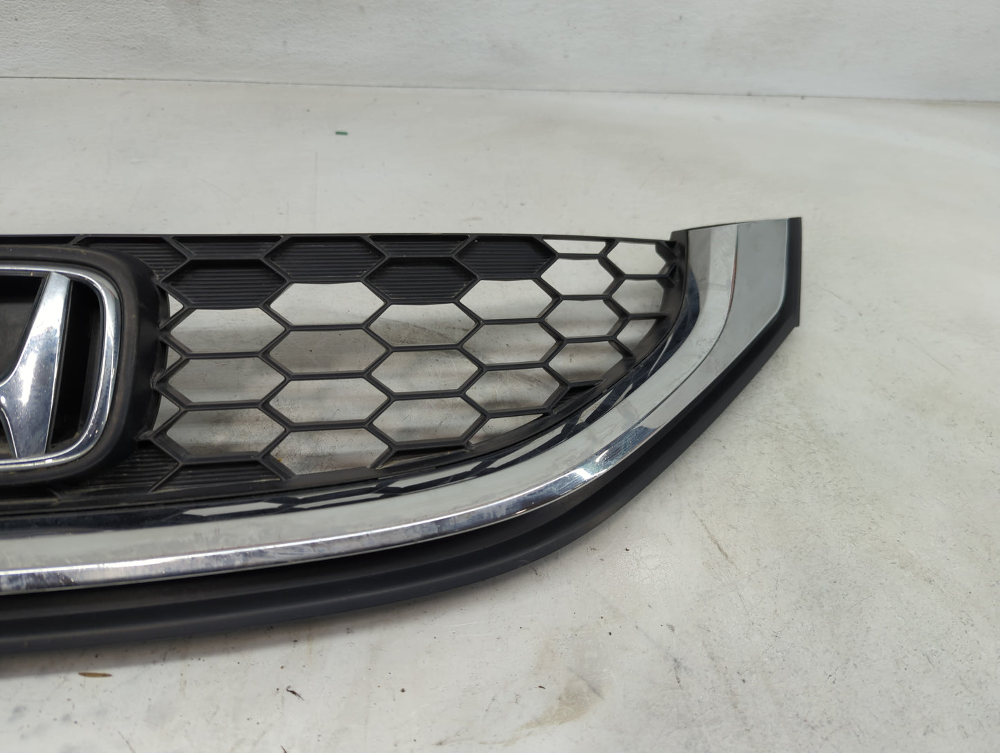 2013-2015 Honda Civic Front Grille Bumper Not Included - Oemusedautoparts1.com