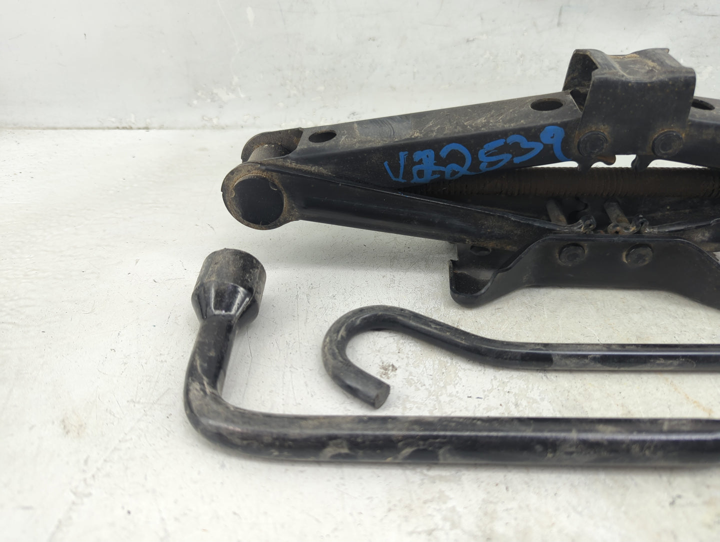 2015 Honda Civic Spare Scissor Car Jack 1390191 - Oemusedautoparts1.com