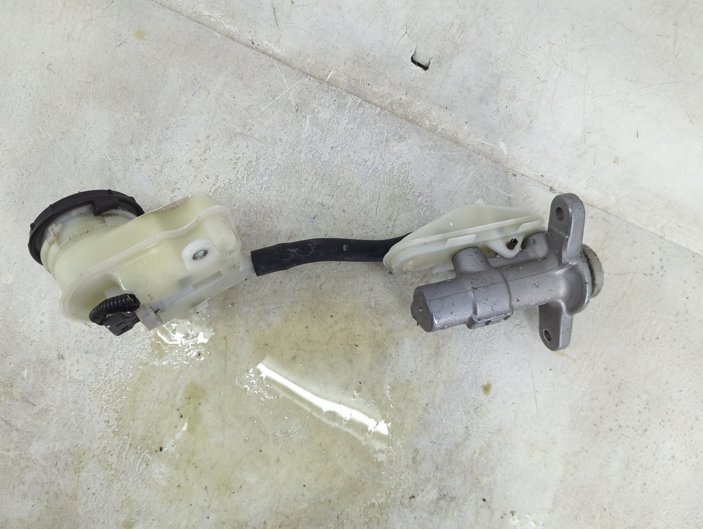 2013-2015 Honda Civic Brake Master Cylinder 1490574 - Oemusedautoparts1.com