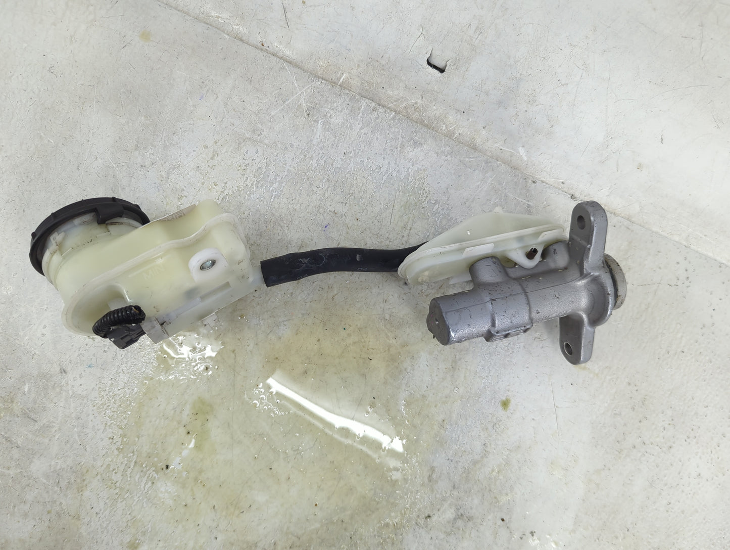 2013-2015 Honda Civic Brake Master Cylinder 1490574 - Oemusedautoparts1.com