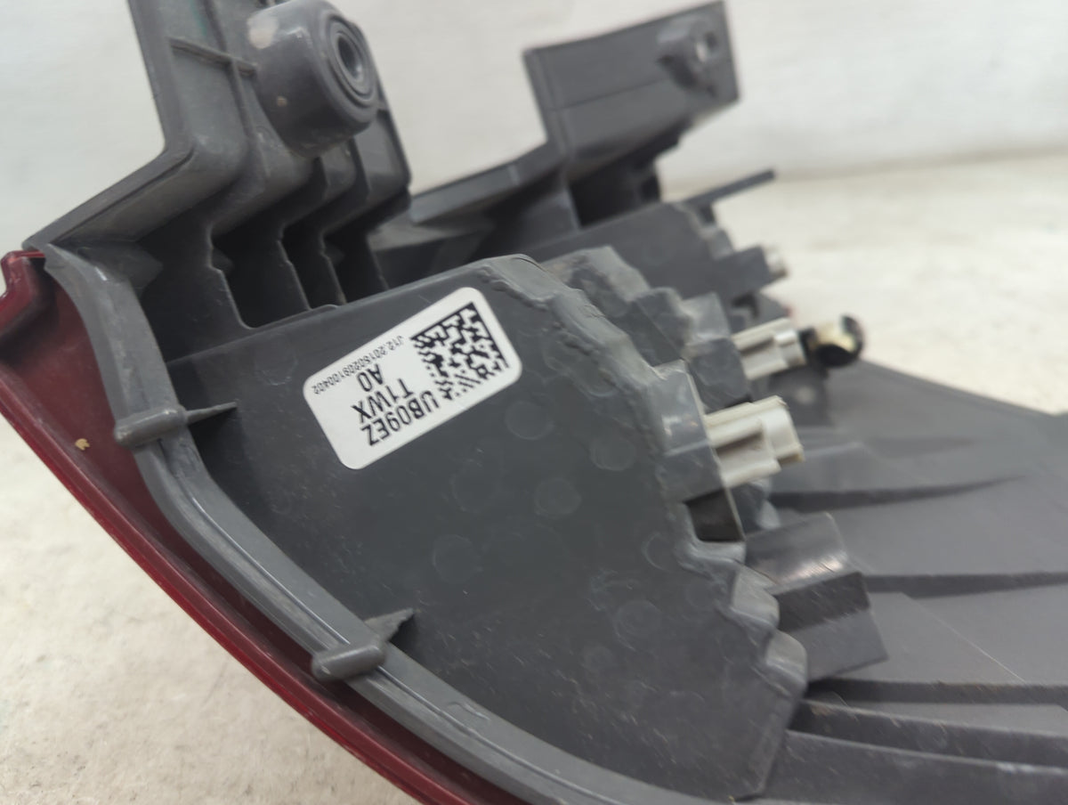 2015-2016 Honda Cr-V Tail Light Assembly Driver Left OEM P/N:UB09EZ TIWX, A0 Fits Fits 2015 2016 OEM Used Auto Parts - Oemus