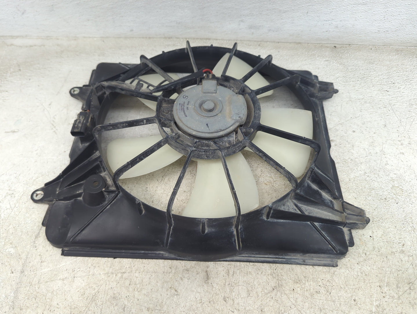 2015-2016 Honda Cr-V Electric Radiator Cooling Fan Motor Assembly P/N:AE2680002230 Fits Fits 2015 2016 OEM Used Auto Parts -