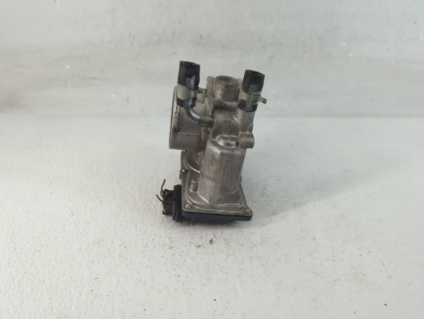 2012-2019 Hyundai Accent Throttle Body P/N:35100-2B30B Fits Fits 2012 2013 2014 2015 2016 2017 2018 2019 OEM Used Auto Parts
