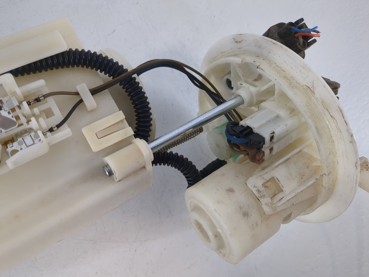 2015-2017 Hyundai Accent Electrical Gas Fuel Pump Assembly - Oemusedautoparts1.com