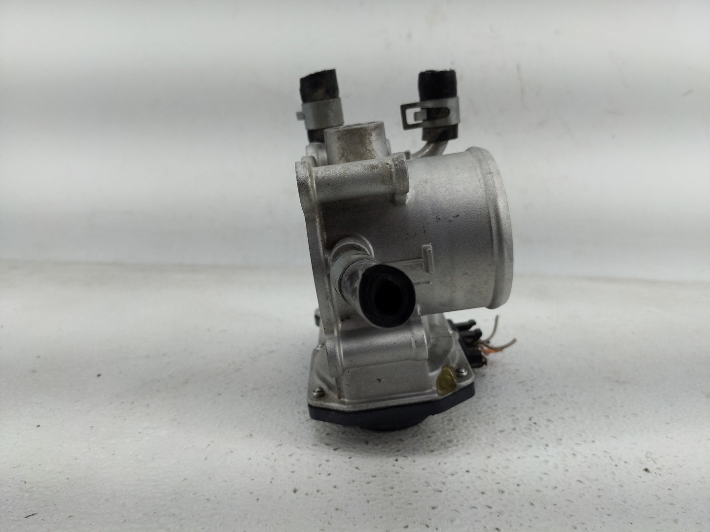 2012-2019 Hyundai Accent Throttle Body P/N:35100-2B300 Fits Fits 2012 2013 2014 2015 2016 2017 2018 2019 OEM Used Auto Parts