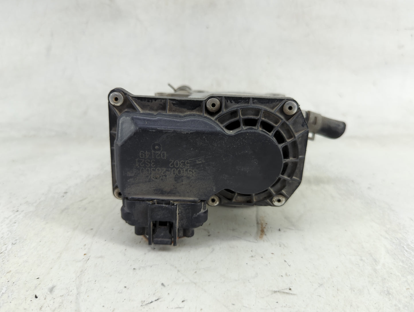 2012-2019 Hyundai Accent Throttle Body P/N:35100-2B300 Fits Fits 2012 2013 2014 2015 2016 2017 2018 2019 OEM Used Auto Parts