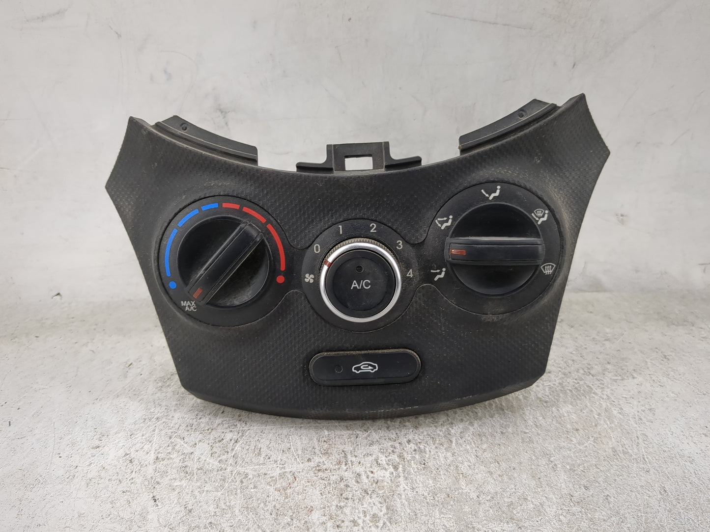 2015 Hyundai Accent Climate Control Module Temperature AC/Heater Replacement P/N:97250-1RBM1 Fits OEM Used Auto Parts - Oemu