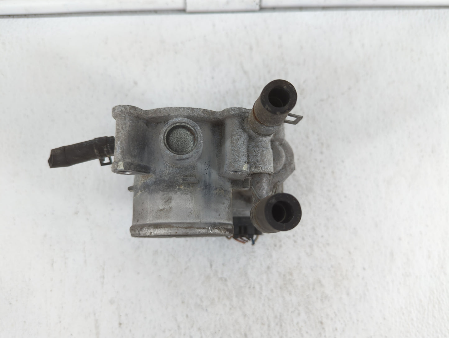 2012-2019 Hyundai Accent Throttle Body P/N:35100-2B300 Fits Fits 2012 2013 2014 2015 2016 2017 2018 2019 OEM Used Auto Parts
