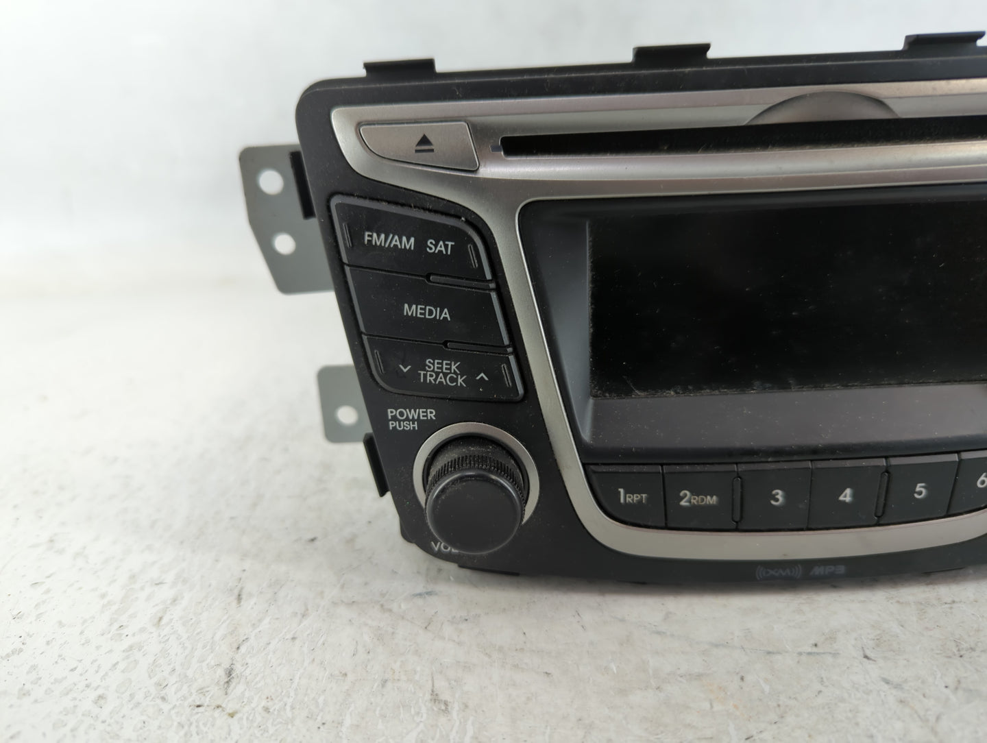 2015-2017 Hyundai Accent Am Fm Cd Player Radio Receiver - Oemusedautoparts1.com