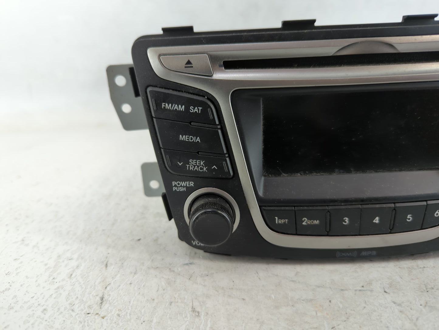 2015-2017 Hyundai Accent Am Fm Cd Player Radio Receiver - Oemusedautoparts1.com
