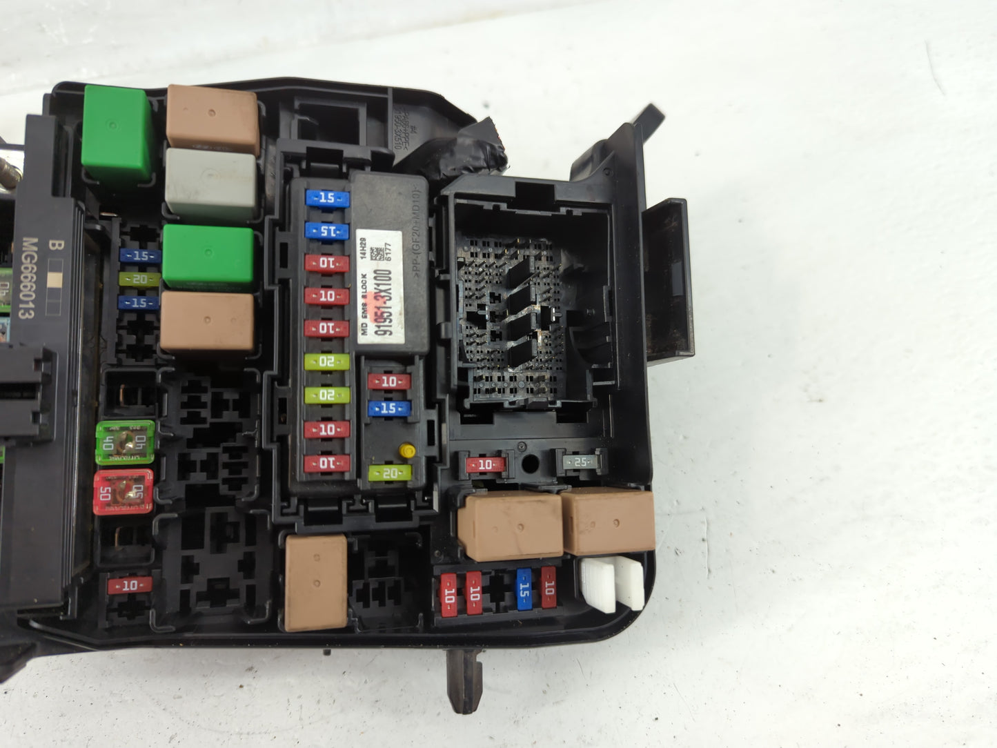 2014-2016 Hyundai Elantra Fusebox Fuse Box Panel Relay Module P/N:91956-00035 Fits Fits 2014 2015 2016 OEM Used Auto Parts -