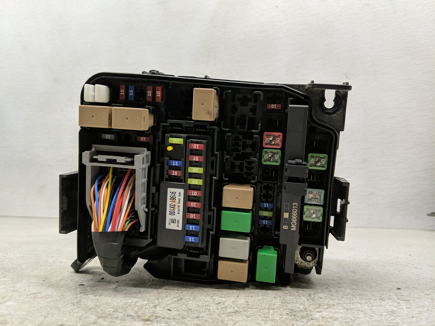 2014-2016 Hyundai Elantra Fusebox Fuse Box Panel Relay Module P/N:91956-00035 Fits Fits 2014 2015 2016 OEM Used Auto Parts -