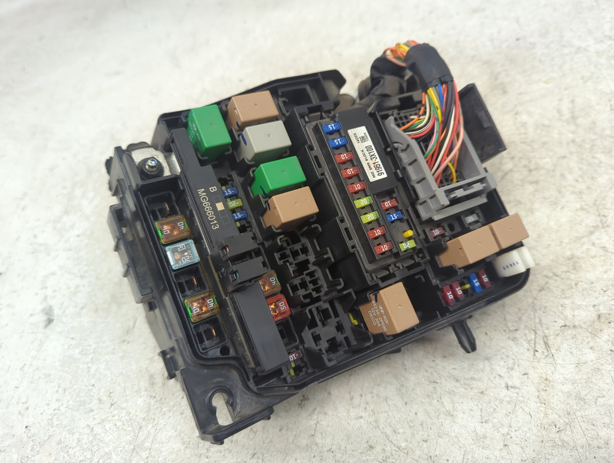2015 Hyundai Elantra Fusebox Fuse Box Panel Relay Module P/N:MG666013 91957-3X100, V5U030060F17842000039, V5S120191Y060UA Fi