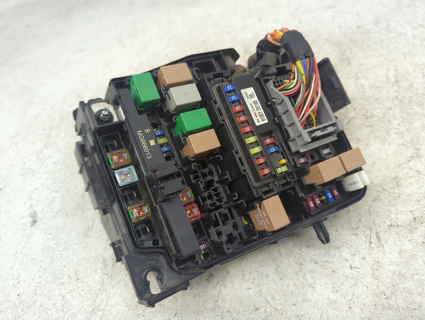 2015 Hyundai Elantra Fusebox Fuse Box Panel Relay Module P/N:MG666013 91957-3X100, V5U030060F17842000039, V5S120191Y060UA Fi