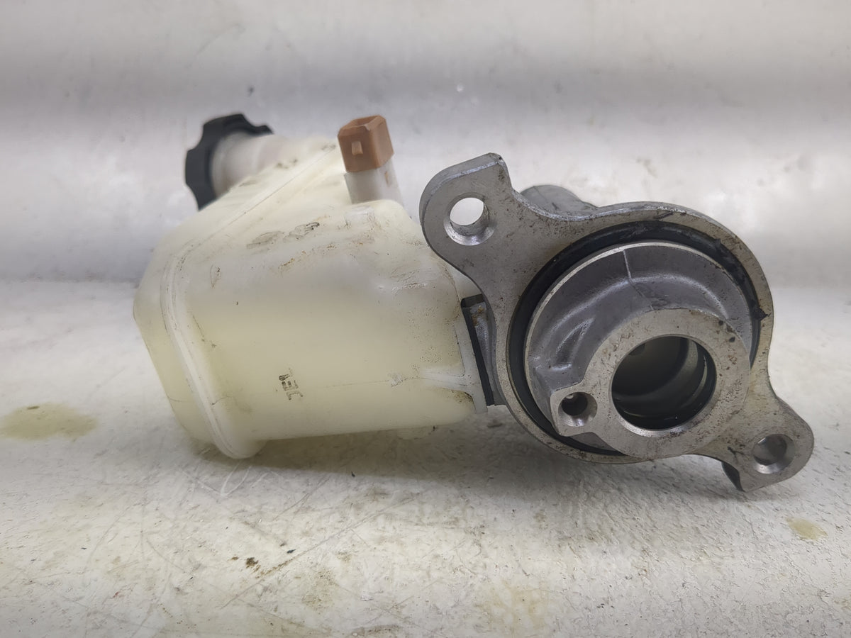 2014-2016 Hyundai Elantra Brake Master Cylinder 1498098 - Oemusedautoparts1.com