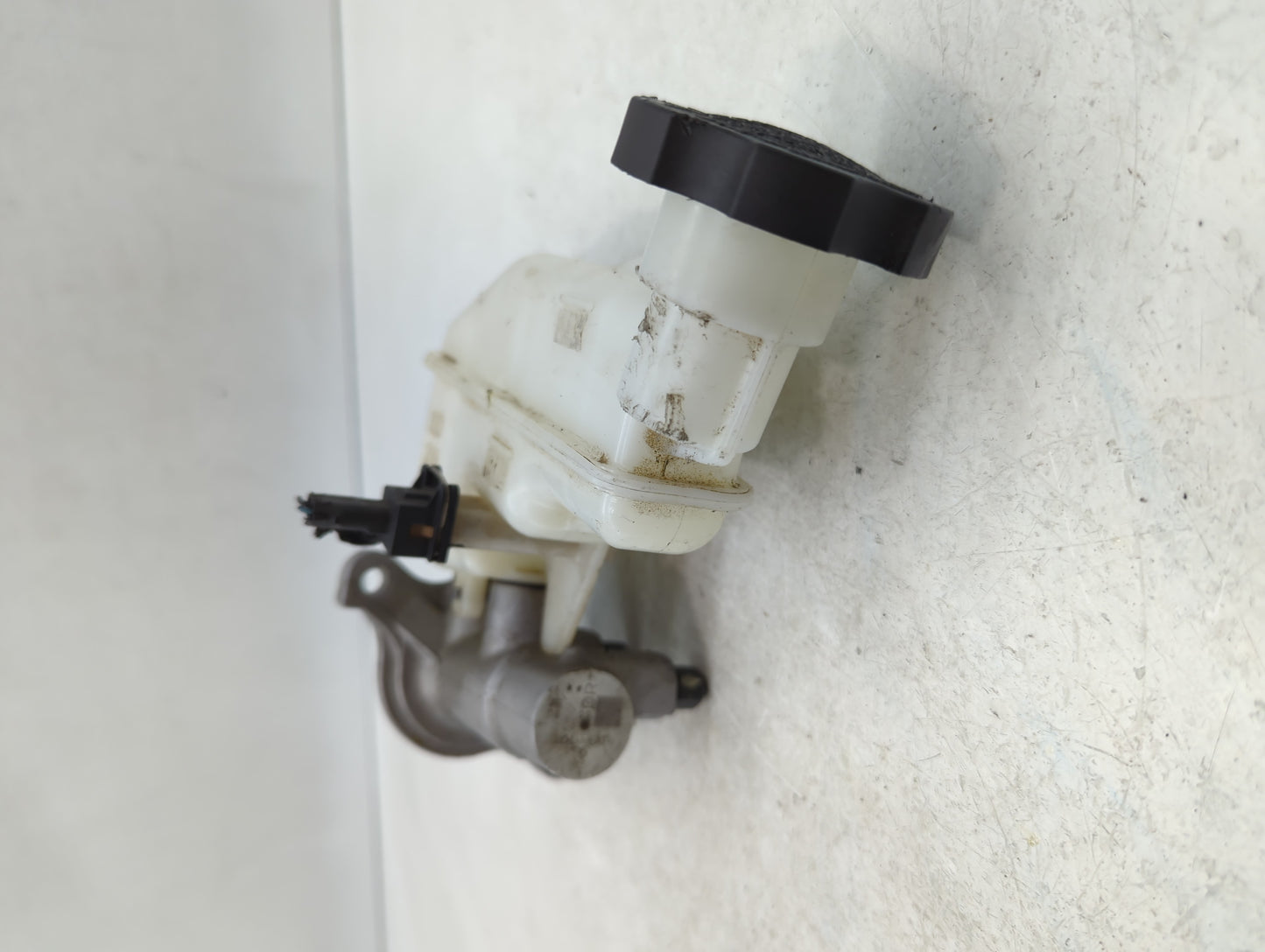 2014-2016 Hyundai Elantra Brake Master Cylinder - Oemusedautoparts1.com