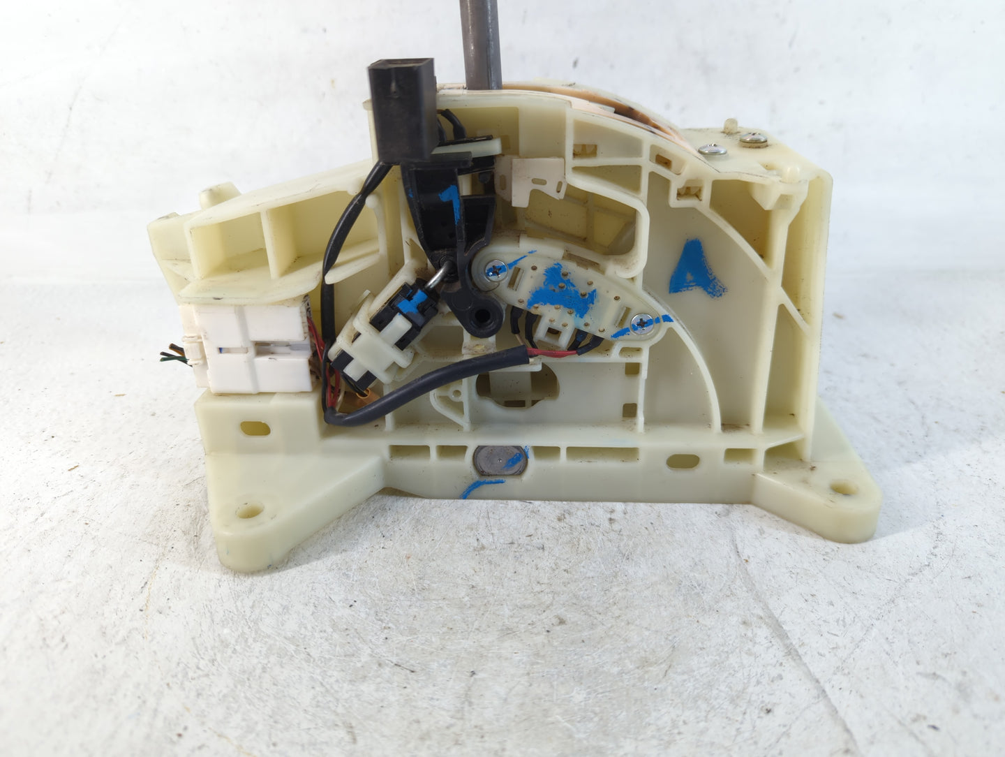 2015 Hyundai Elantra Floor Console Assembly Shifter - Oemusedautoparts1.com