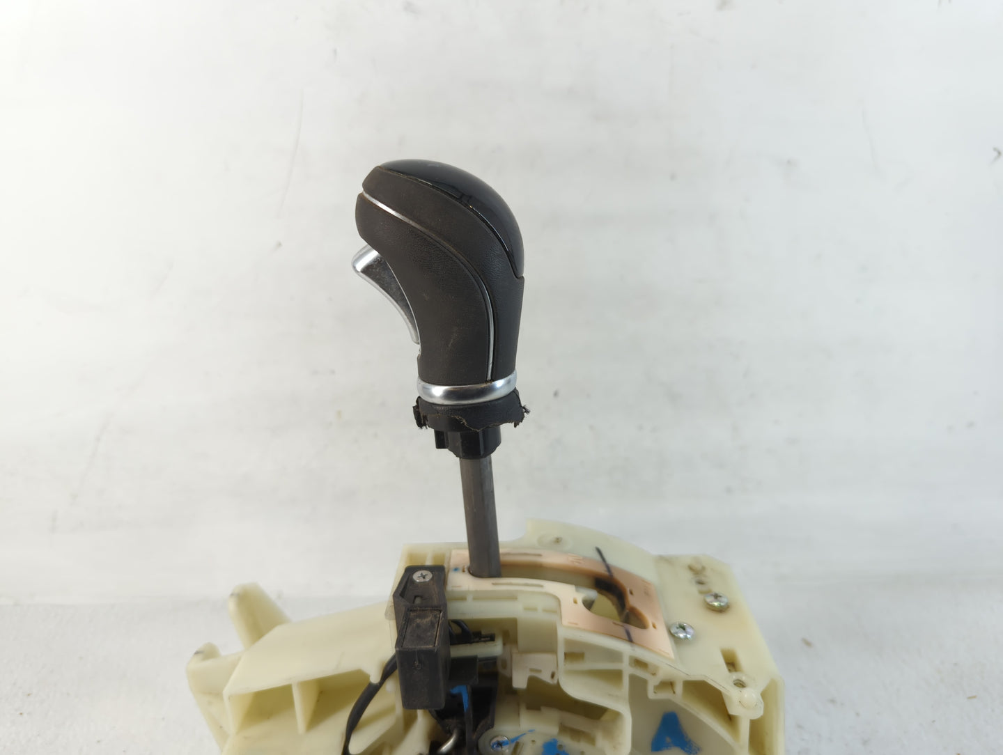 2015 Hyundai Elantra Floor Console Assembly Shifter - Oemusedautoparts1.com