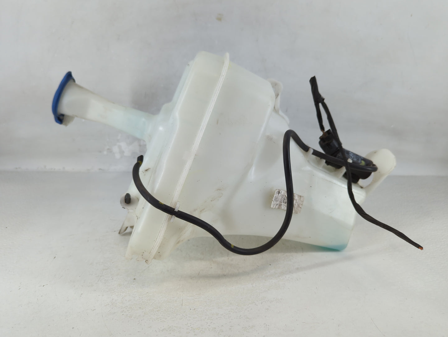 2014-2016 Hyundai Elantra Windshield Washer Fluid Reservoir Bottle Oem - Oemusedautoparts1.com