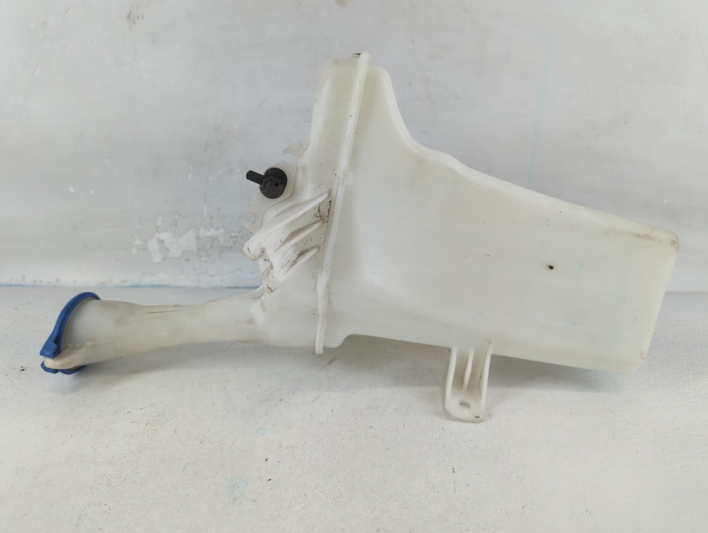 2014-2016 Hyundai Elantra Windshield Washer Fluid Reservoir Bottle Oem - Oemusedautoparts1.com