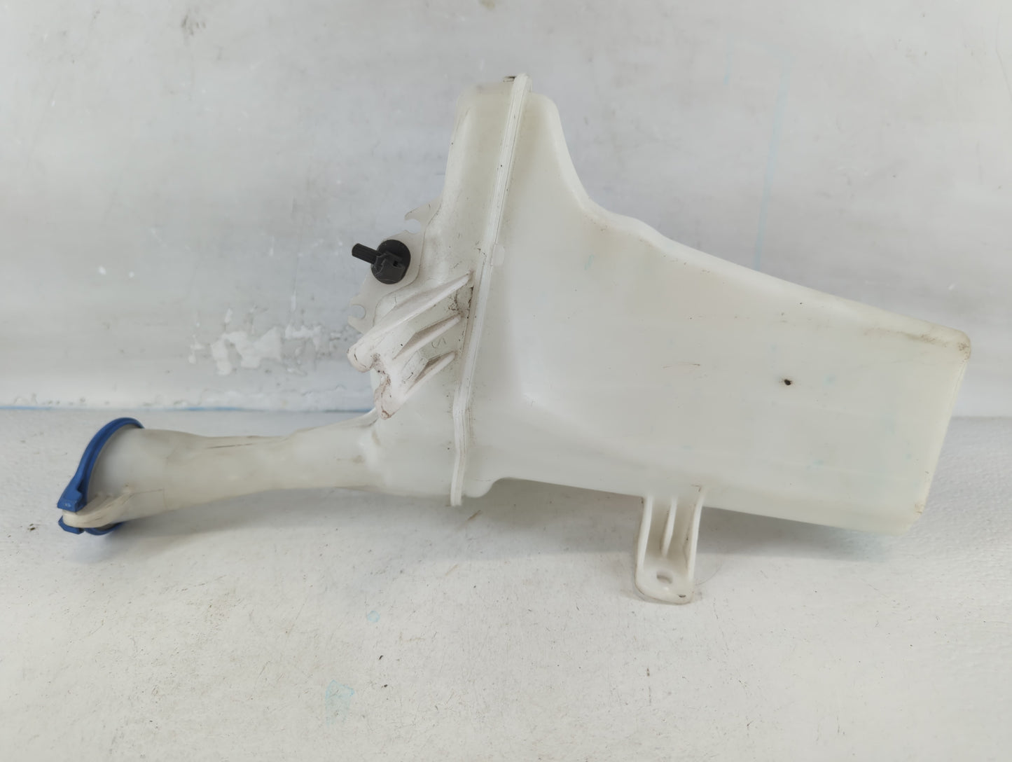 2014-2016 Hyundai Elantra Windshield Washer Fluid Reservoir Bottle Oem - Oemusedautoparts1.com