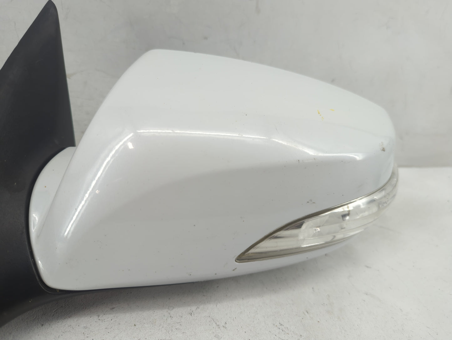 2009-2016 Hyundai Genesis Driver Side View Mirror - Left Door Mirror OEM Used - Oemusedautoparts1.com