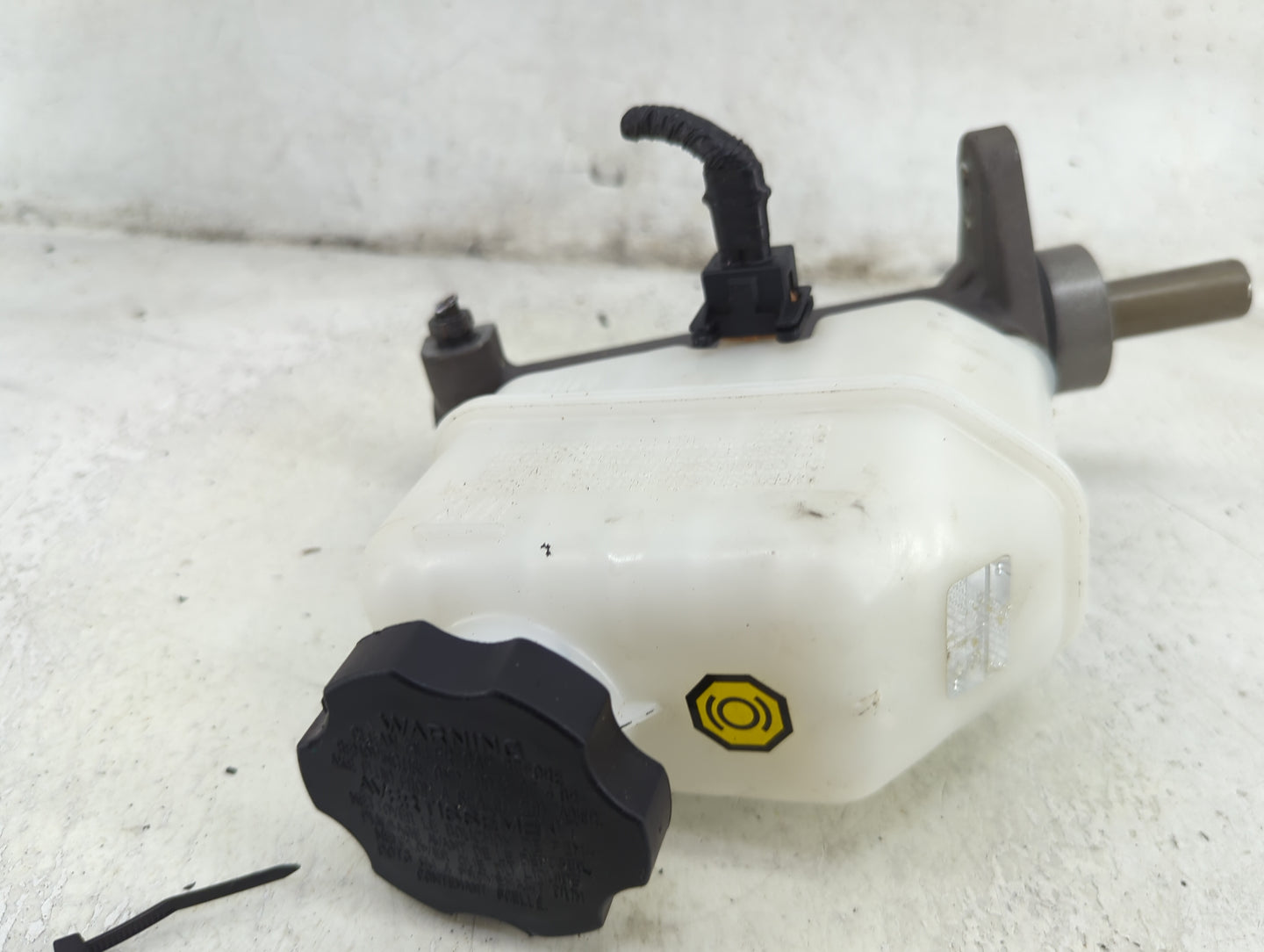 2009-2016 Hyundai Genesis Brake Master Cylinder 1492276 - Oemusedautoparts1.com