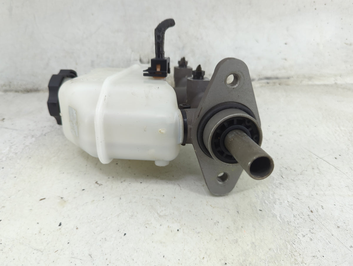 2009-2016 Hyundai Genesis Brake Master Cylinder 1492276 - Oemusedautoparts1.com