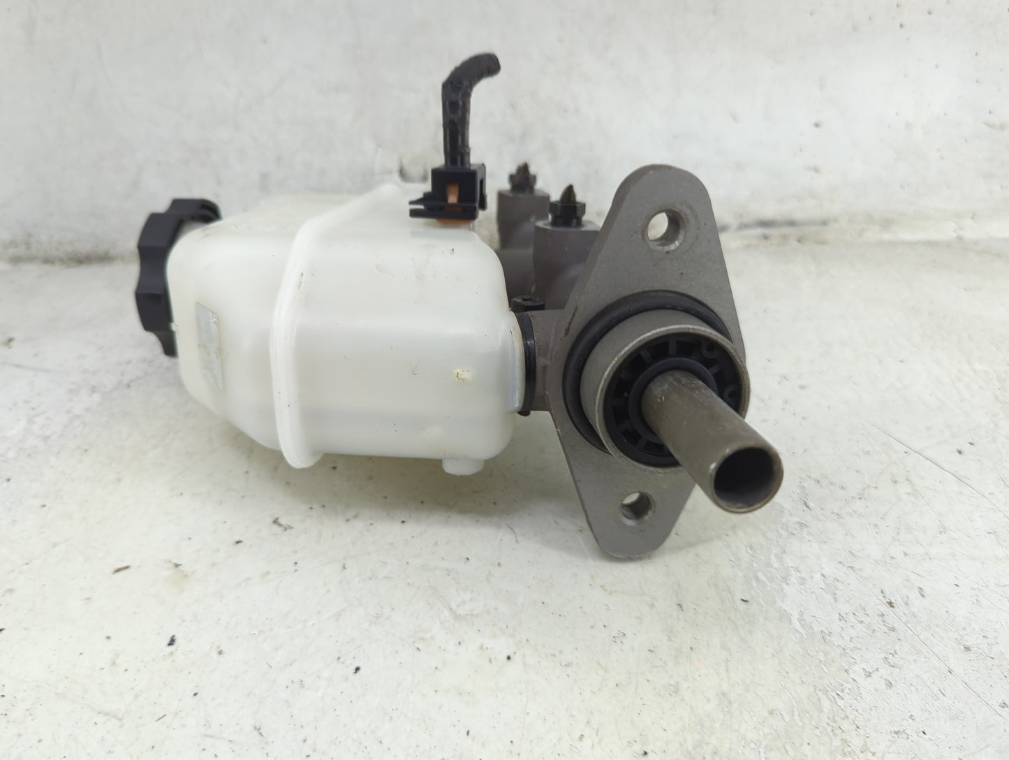 2009-2016 Hyundai Genesis Brake Master Cylinder 1492276 - Oemusedautoparts1.com
