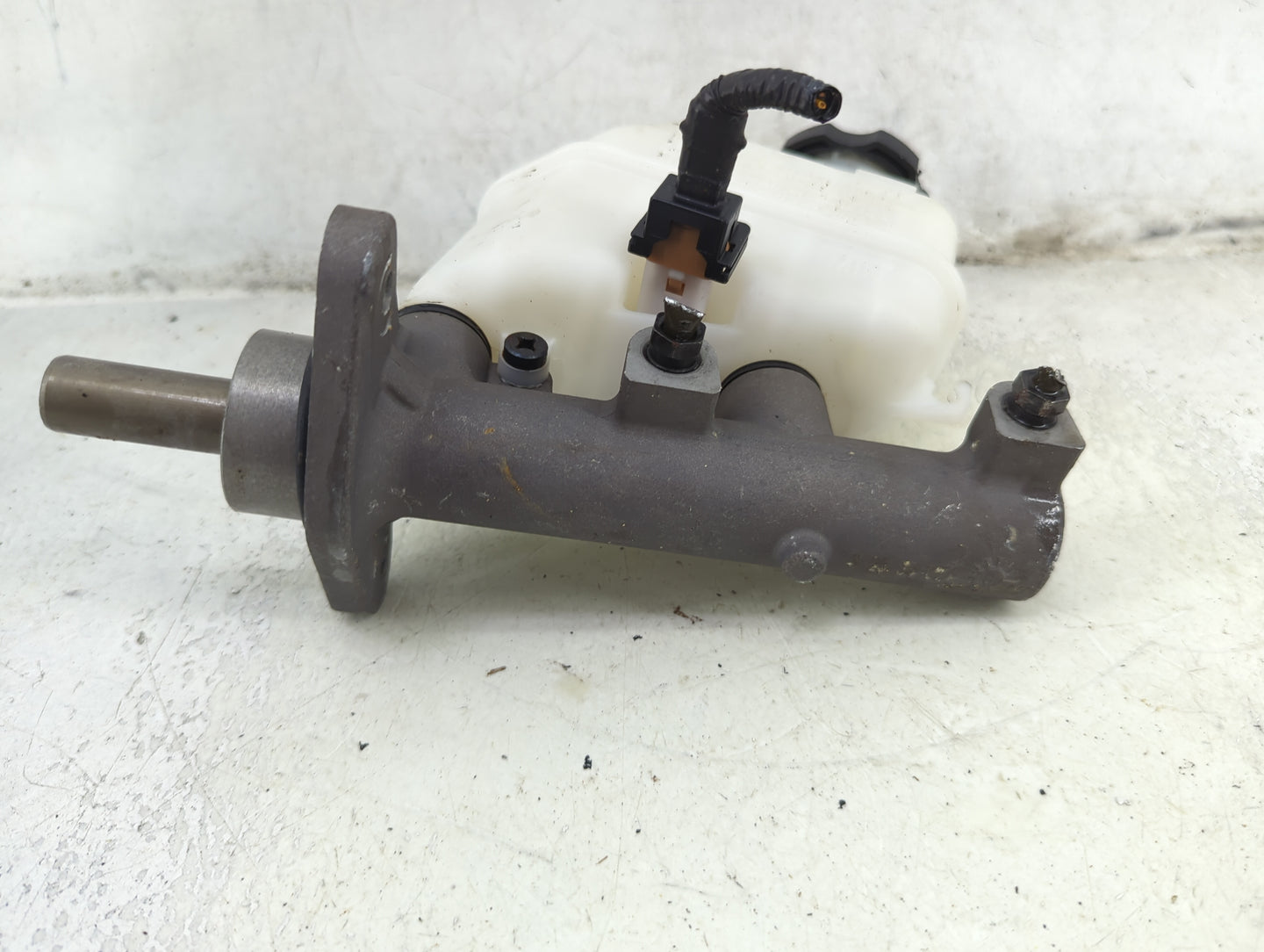 2009-2016 Hyundai Genesis Brake Master Cylinder 1492276 - Oemusedautoparts1.com
