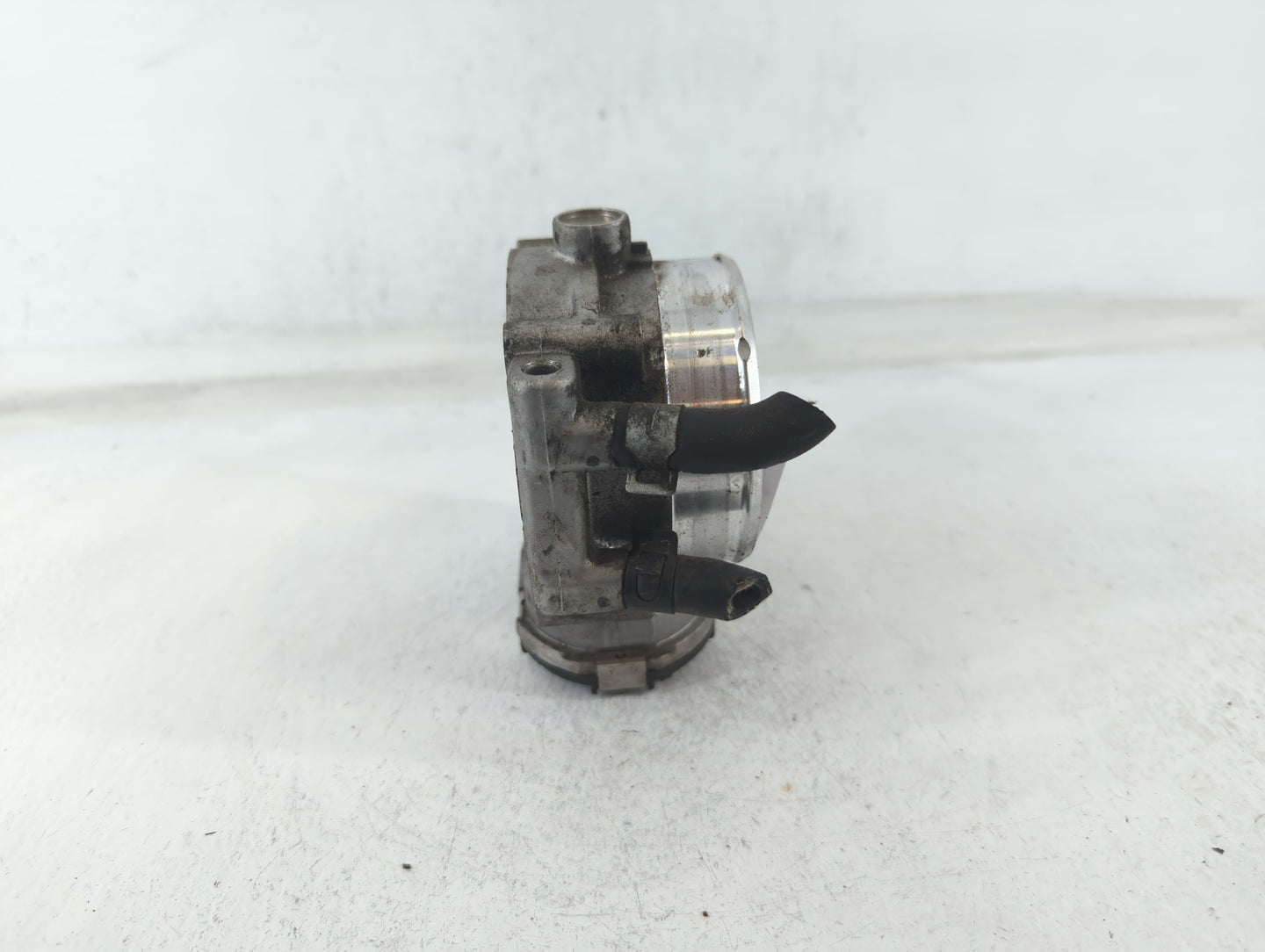 2012-2016 Hyundai Genesis Throttle Body P/N:35100-3F100 Fits Fits 2012 2013 2014 2015 2016 2017 OEM Used Auto Parts - Oemuse