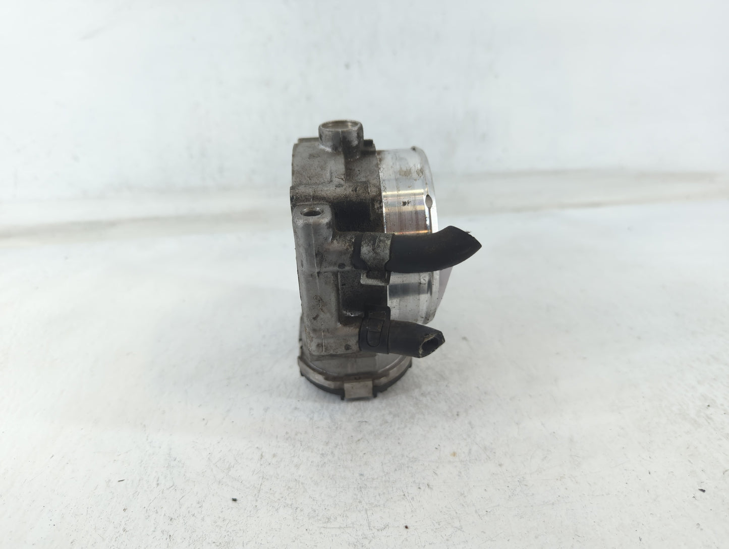 2012-2016 Hyundai Genesis Throttle Body P/N:35100-3F100 Fits Fits 2012 2013 2014 2015 2016 2017 OEM Used Auto Parts - Oemuse