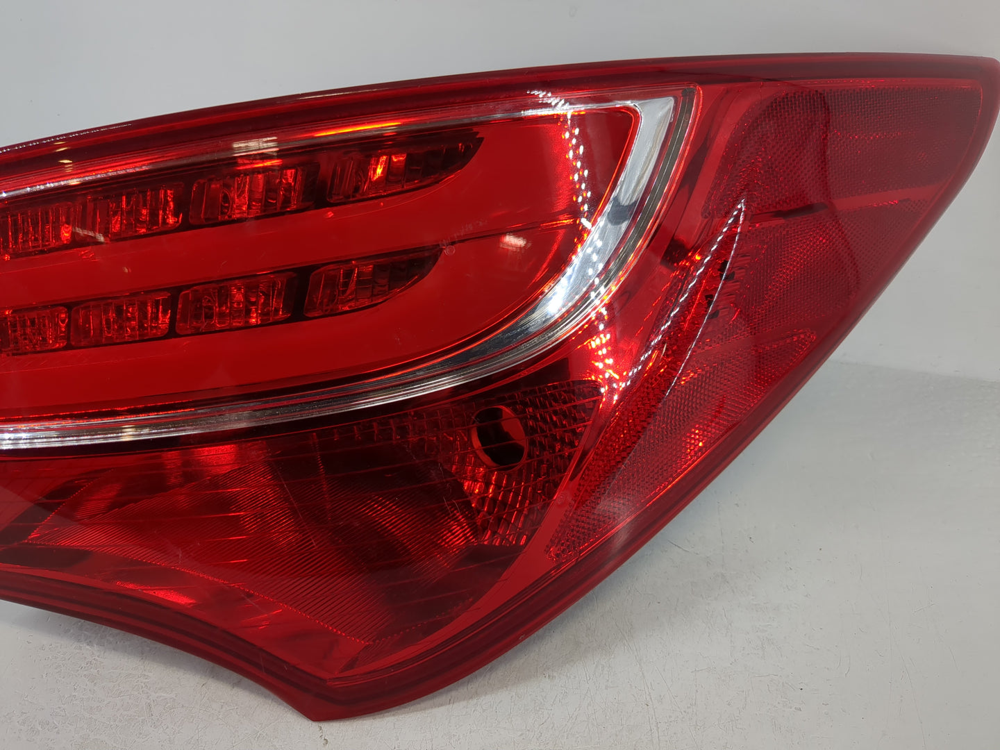 2013-2016 Hyundai Santa Fe Tail Light Assembly Passenger Right OEM P/N:92402-4Z1 Fits Fits 2013 2014 2015 2016 OEM Used Auto