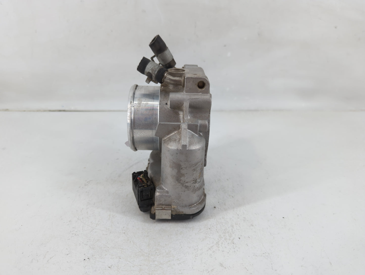 2015 Hyundai Santa Fe Throttle Body P/N:35100-2G710 35100-2G700 Fits Fits 2011 2012 2013 2014 2016 OEM Used Auto Parts - Oem