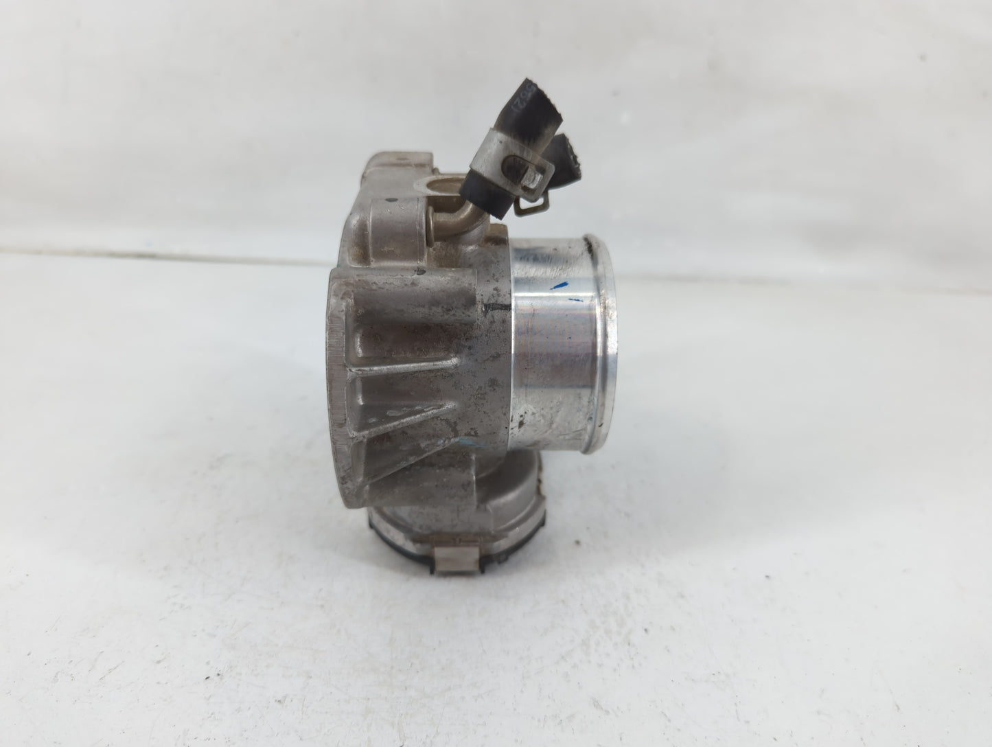 2015 Hyundai Santa Fe Throttle Body P/N:35100-2G710 35100-2G700 Fits Fits 2011 2012 2013 2014 2016 OEM Used Auto Parts - Oem