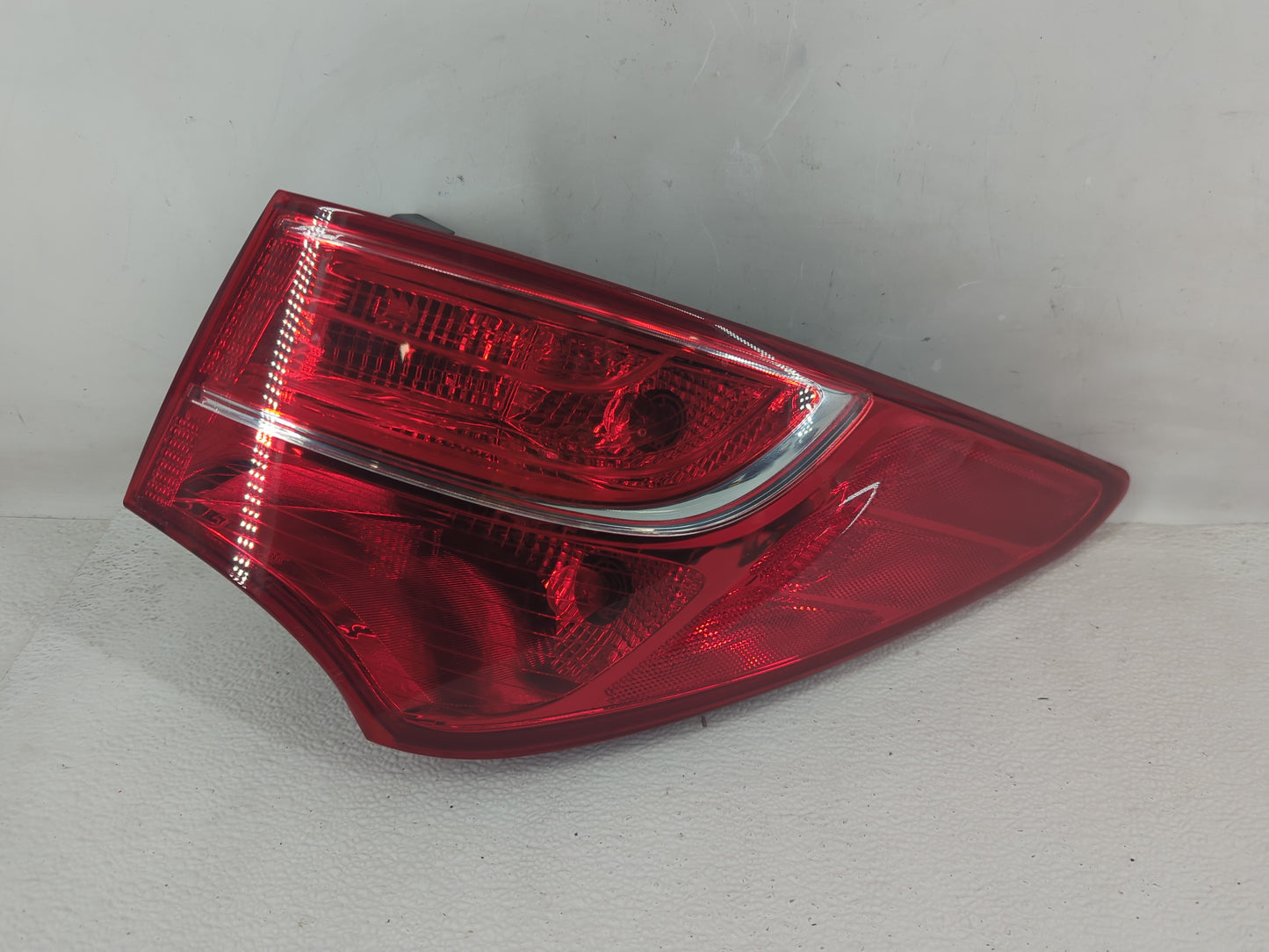2013-2016 Hyundai Santa Fe Tail Light Assembly Passenger Right OEM P/N:92402-4Z0 Fits Fits 2013 2014 2015 2016 OEM Used Auto