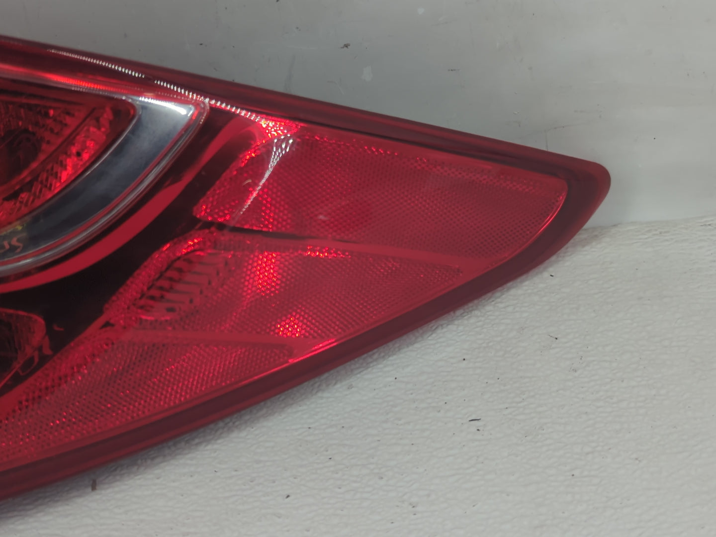 2013-2016 Hyundai Santa Fe Tail Light Assembly Passenger Right OEM P/N:92402-4Z0 Fits Fits 2013 2014 2015 2016 OEM Used Auto