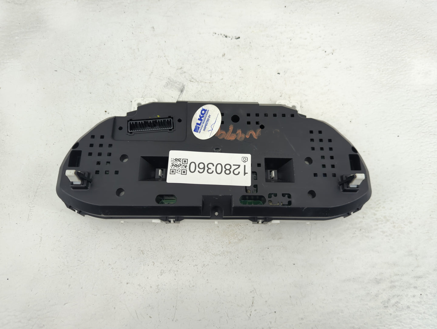 2015-2016 Hyundai Santa Fe Instrument Cluster Speedometer Gauges P/N:94001-B8240 Fits Fits 2015 2016 OEM Used Auto Parts - O