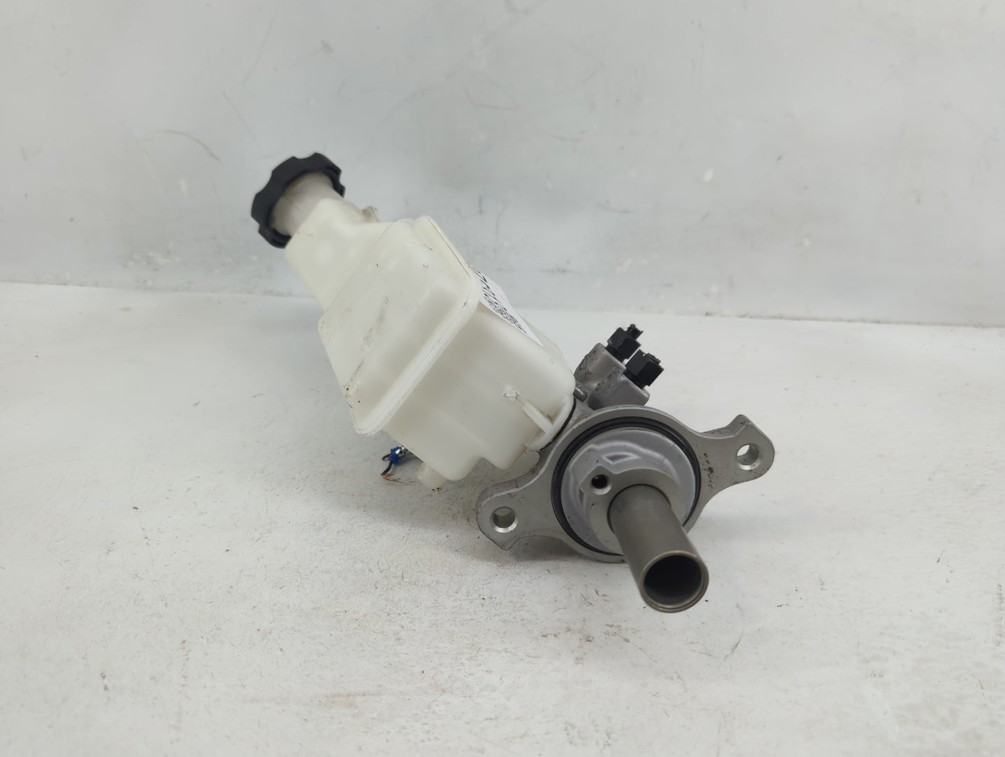 2013-2019 Hyundai Santa Fe Brake Master Cylinder 1376313 - Oemusedautoparts1.com