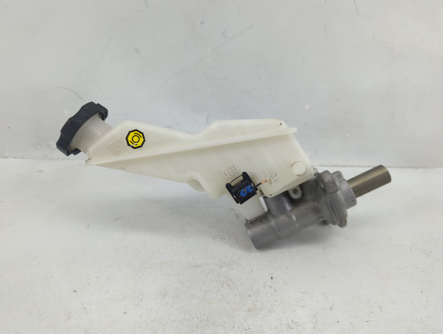 2013-2019 Hyundai Santa Fe Brake Master Cylinder - Oemusedautoparts1.com