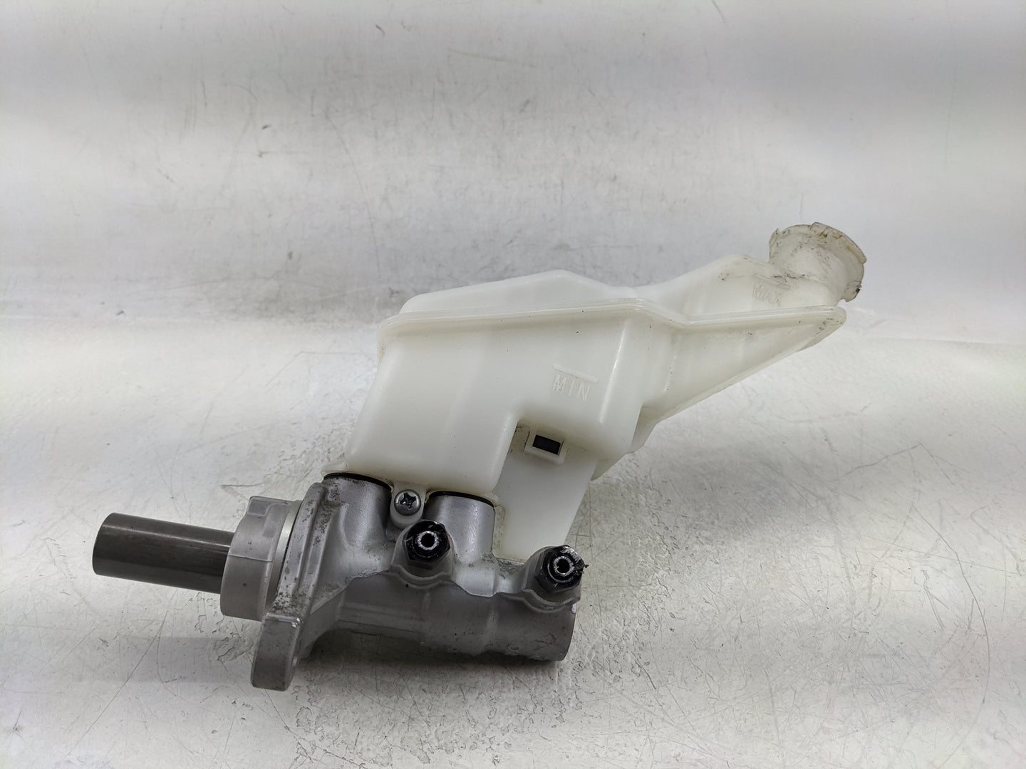2013-2019 Hyundai Santa Fe Brake Master Cylinder 1376807 - Oemusedautoparts1.com