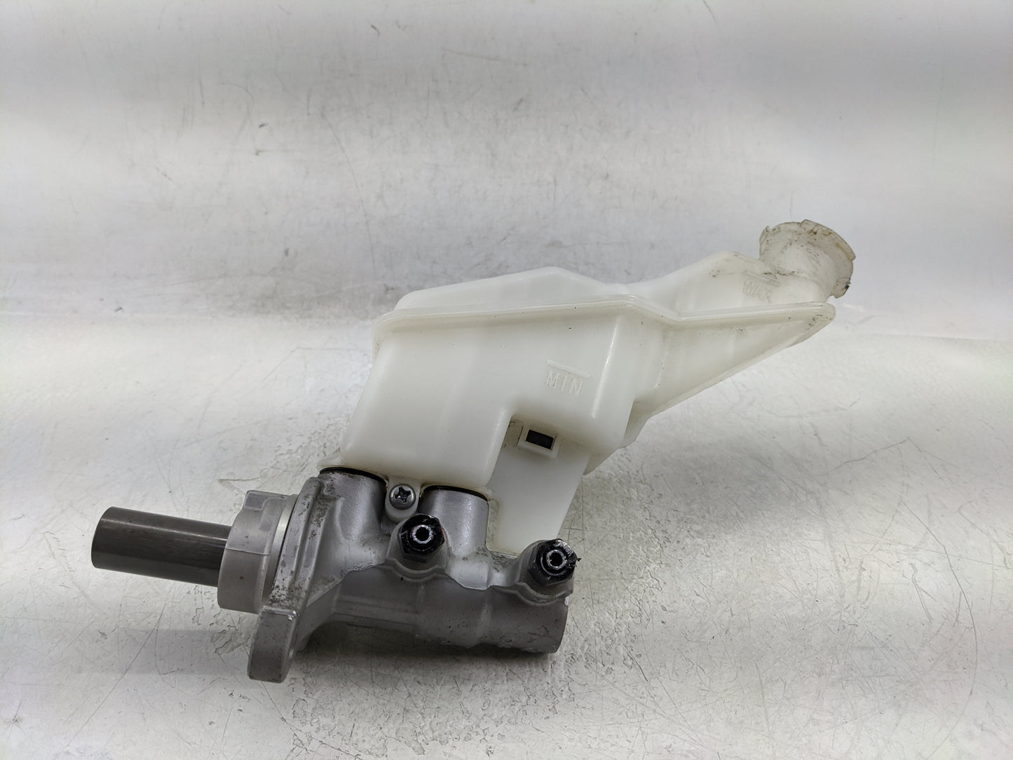 2013-2019 Hyundai Santa Fe Brake Master Cylinder 1376807 - Oemusedautoparts1.com
