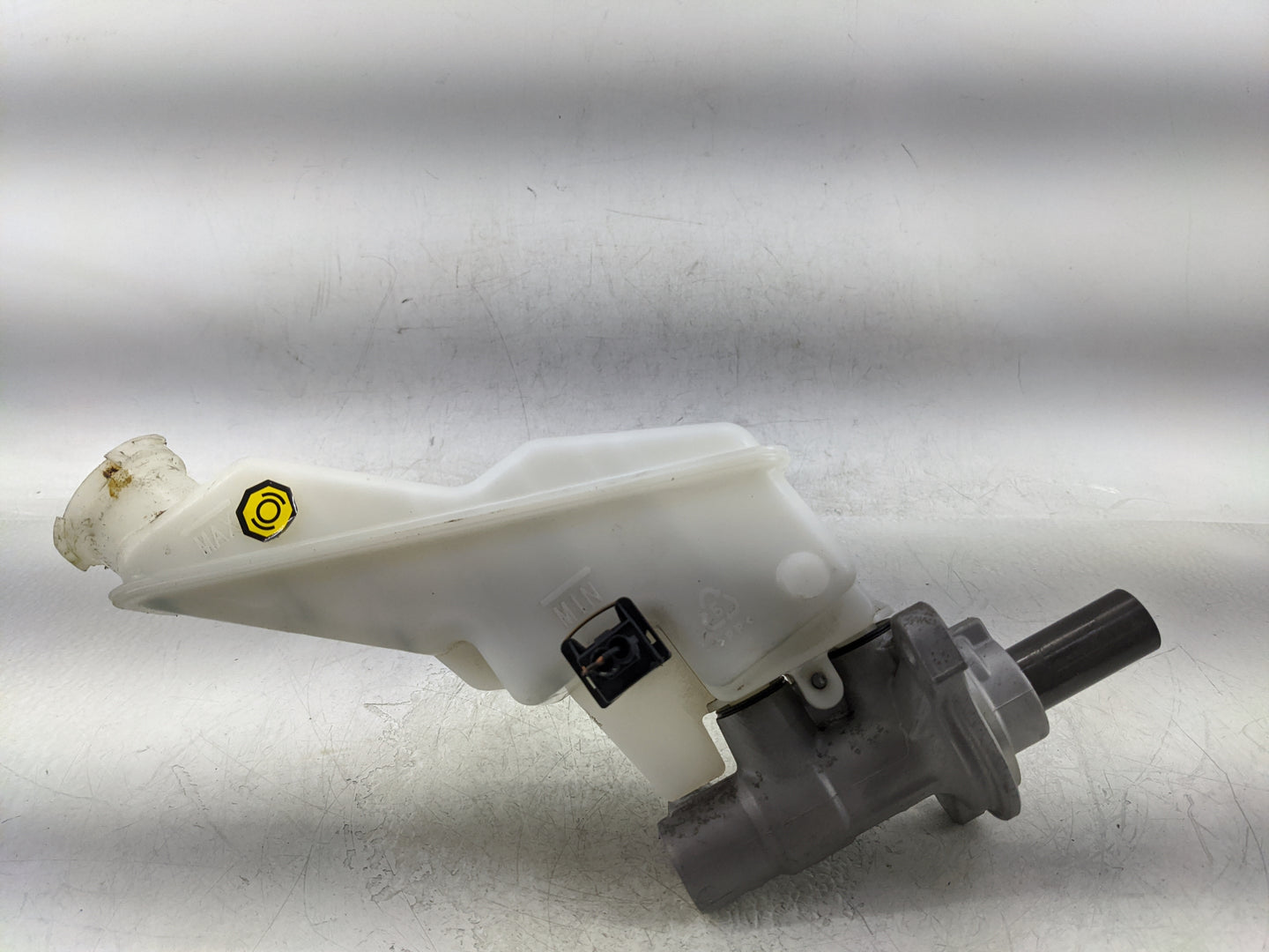 2013-2019 Hyundai Santa Fe Brake Master Cylinder 1376807 - Oemusedautoparts1.com