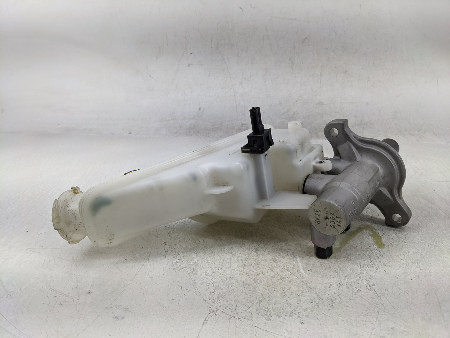2013-2019 Hyundai Santa Fe Brake Master Cylinder 1376807 - Oemusedautoparts1.com