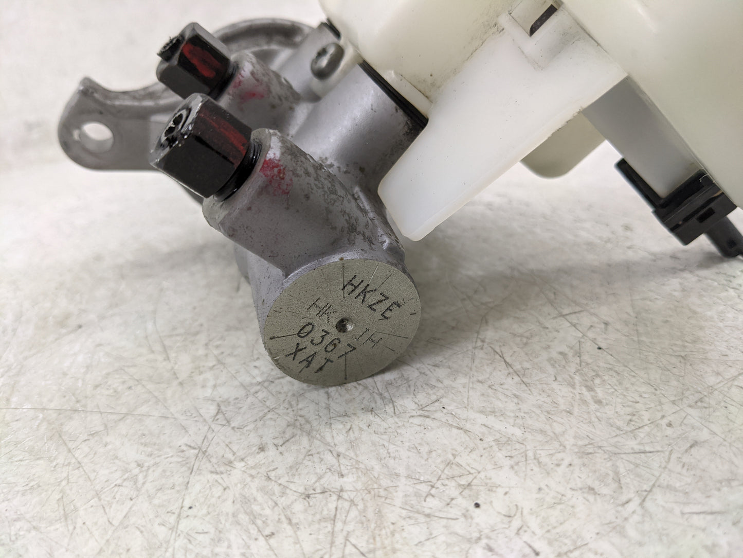2013-2019 Hyundai Santa Fe Brake Master Cylinder 1376807 - Oemusedautoparts1.com