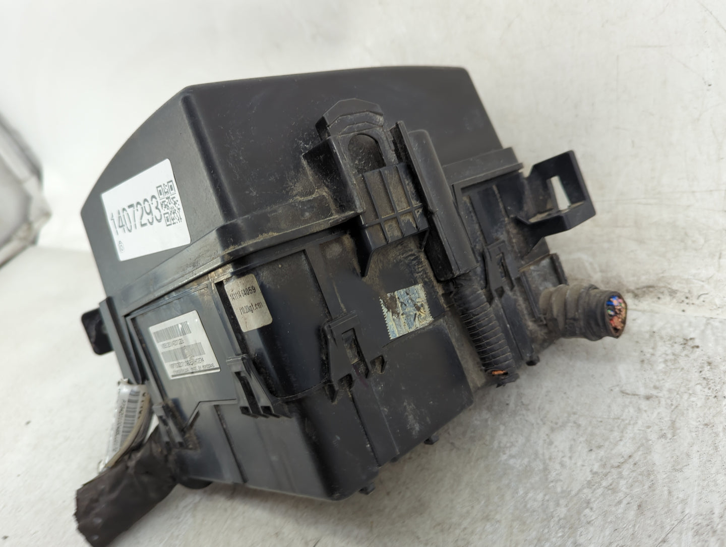 2015 Hyundai Santa Fe Fusebox Fuse Box Panel Relay Module Fits OEM Used Auto Parts - Oemusedautoparts1.com