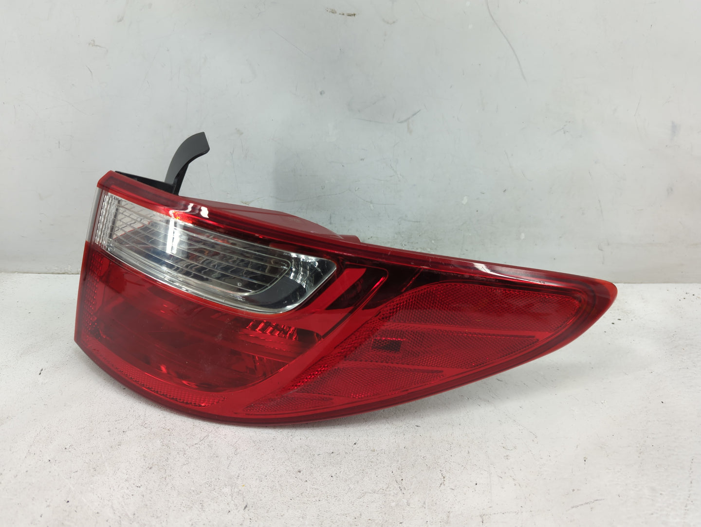 2013-2016 Hyundai Santa Fe Tail Light Assembly Passenger Right OEM Fits Fits 2013 2014 2015 2016 OEM Used Auto Parts - Oemus