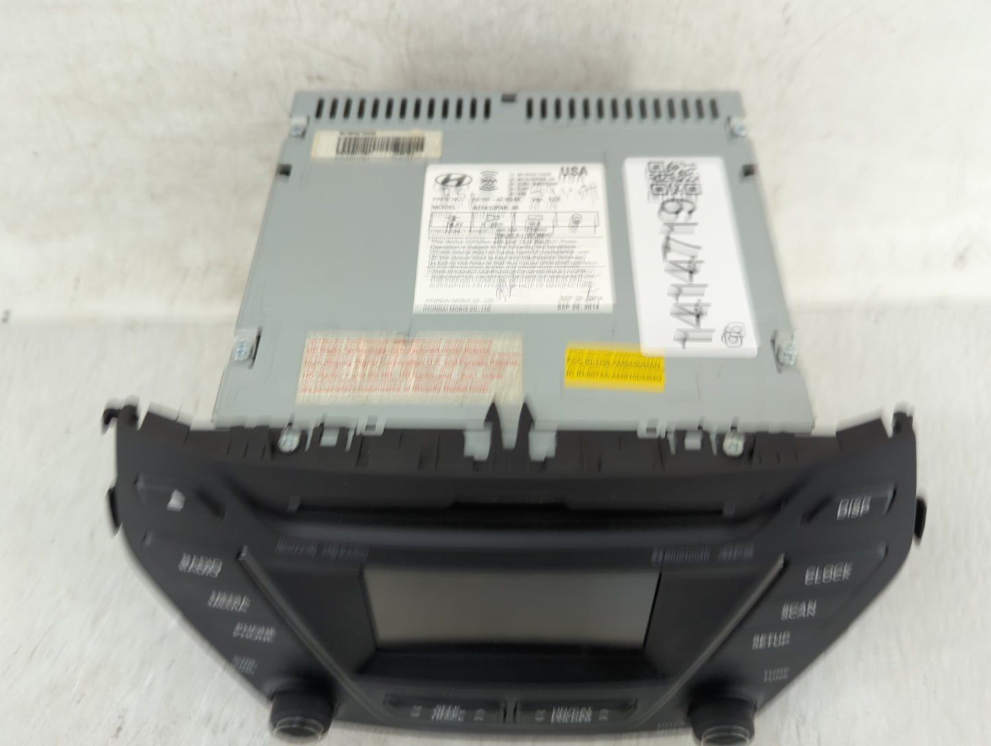 2015-2016 Hyundai Santa Fe Radio AM FM Cd Player Receiver Replacement Fits Fits 2015 2016 OEM Used Auto Parts - Oemusedautop