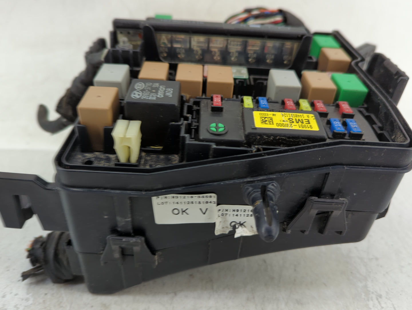 2013-2016 Hyundai Santa Fe Fusebox Fuse Box Panel Relay Module P/N:91210 B8501 Fits Fits 2013 2014 2015 2016 OEM Used Auto P